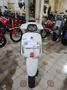 Vespa sprint 150cc 2024 putih