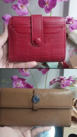 Menjual dompet wanita
