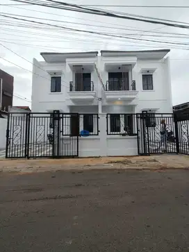 Rumah baru 2 lantai di Kalisari Jaktim