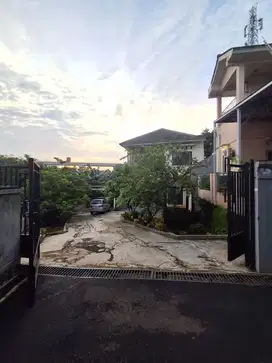 Rumah besar samping taman kota di Ceger Cipayung Jaktim