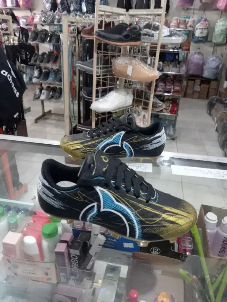Sepatu bola mini