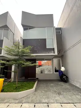 Rumah baru dalam mini cluster dekat tol Jatibening Bekasi
