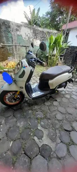 Jual scoop 2021 frestige remot masih 2.warna putih