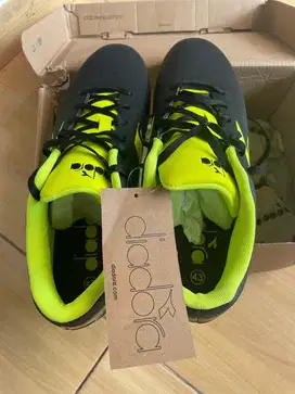 Di Jual Sepatu Bola Merk Diadora