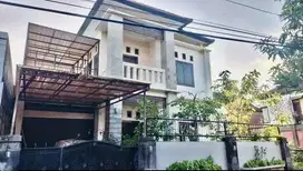 Rumah 2 Lantai Terawat di Padang Sambian Barat