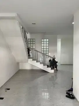 `Tinggal Angkut Koper! Rumah Unfurnished di Taman Palem Blok B, Bebas