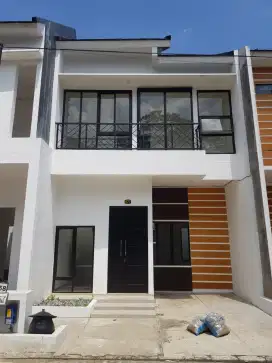 DISEWAKAN/DIJUAL RUMAH 2 LANTAI DI KOTA MALANG DEKET KAMPUS (UB, UMM)