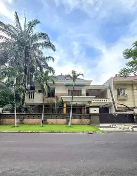 Rumah Megah dan Eksklusif dengan lokasi Prestisius di Kawasan Elite