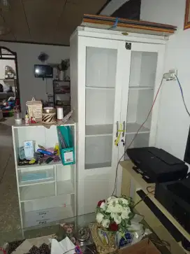 lemari kaca dan rak display