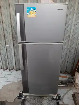 Di jual kulkas sharp