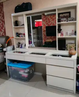Meja rias kondisi bagus