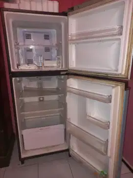 Dijual kulkas merek panasonic 600rb