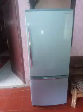 Di jual kulkas 2 pintu merk Panasonic frezzer bawah Normal Dingin beku