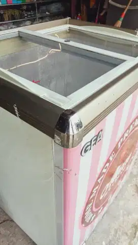 Freezer box GEA 100 liter pintu kaca slide