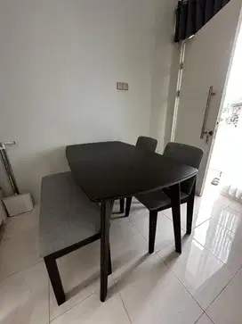Meja makan informa