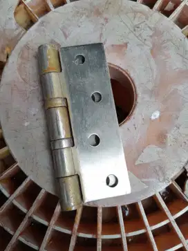 Engsel pintu dorma