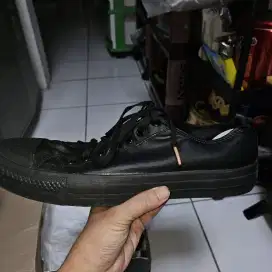 Sepatu Converse kulit