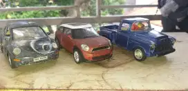 Diecast mobil kinsmart dan welly