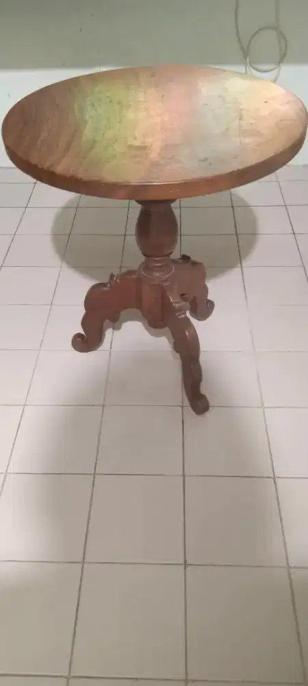 Meja tamu kaki tiga
