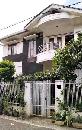 Rumah Mewah Bangunan terawat Komplek cibolerang indah Bandung