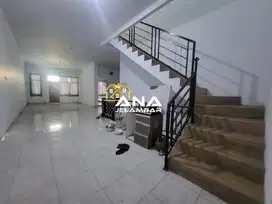 ANA RUMAH GANDENG UK 8X19.5M DI KOMP KAVLING POLRI JELAMBAR