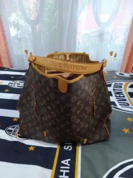 Tas Louis Vuitton ukuran besar