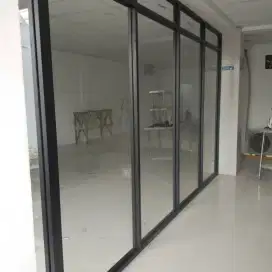 Partisi kaca sekat ruangan kantor