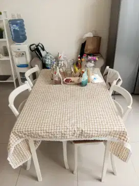Meja makan dan kursi