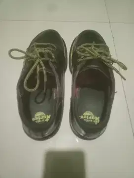 Di jual sepatu seken atau bekas .merek Docmar.s ukuran 42