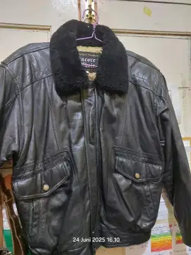 Dijual kurangi koleksi aja jacket kulit Leher bulu bisa di copot