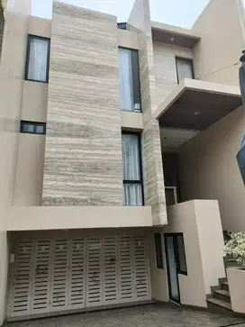 Di Sewakan Rumah 2 Lantai  Emiele Townhouse, Pasar Minggu, Jak Sel