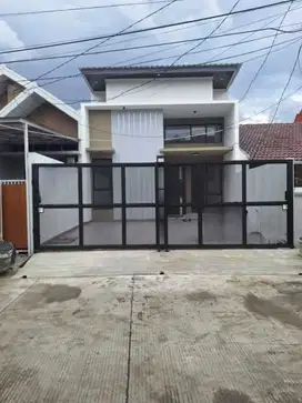 RUMAH AKSES DEKAT JALAN RAYA DI TAMAN HARAPAN BARU BANGUNAN BARU