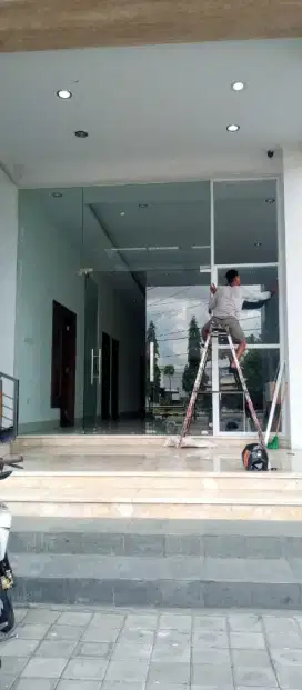 Kusen alumunium dan kaca