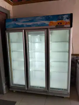 Jual showcase 3 pintu merek GEA kondisi normal siap pakai