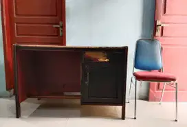 Dijual 
Meja Kantor / Kasir + Kursi  Besi
Masih Bagus