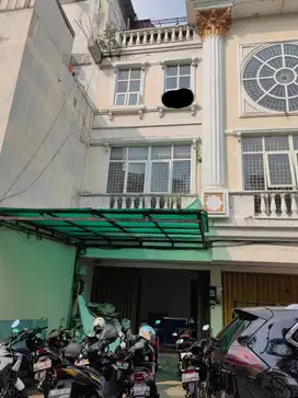 DISEWAKAN RUKO 4 LT SIAP HUNI LOKASI RAME DI TEBET JAKARTA SELATAN