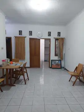 Disewakan Rumah Siap Huni di dekat Jalan Semarang Antapani