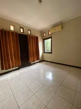 Sewa Rumah Hook di Wangsakerta Kota Baru Parahyangan Lingkungan Nyaman