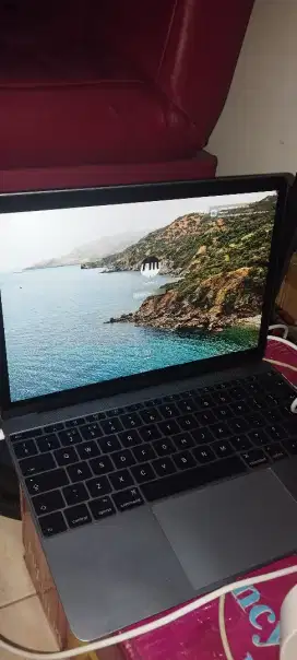 Laptop macbook keluaran 2015 ukuran 12 inch