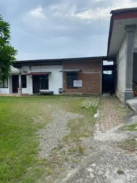 Disewakan rumah siap huni, lokasi strategis dan cocok untuk keluarga