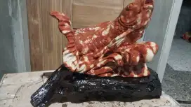 Patung ikan koi dari batu alam pegunungan