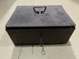 Box antik dari besi tua
