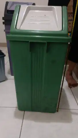 Tempat Tong Sampah Bersih Bekas Sampah Kering Kantor