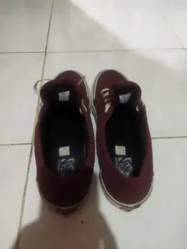 Sepatu Vans warna merah