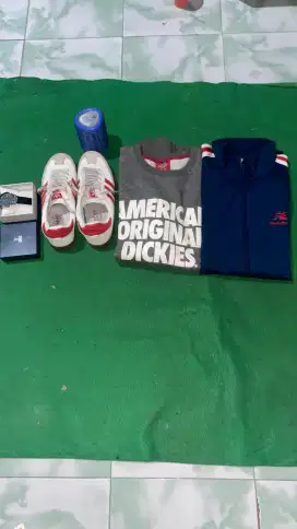 Jam, hoodie, sepatu, music box