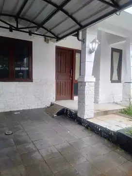 Di Sewakan Rumah Cantik Siap Huni. Raffles Hill Cibubur.