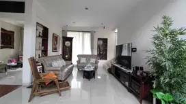 Rumah dengan halaman yg sangat Luas dan menarik