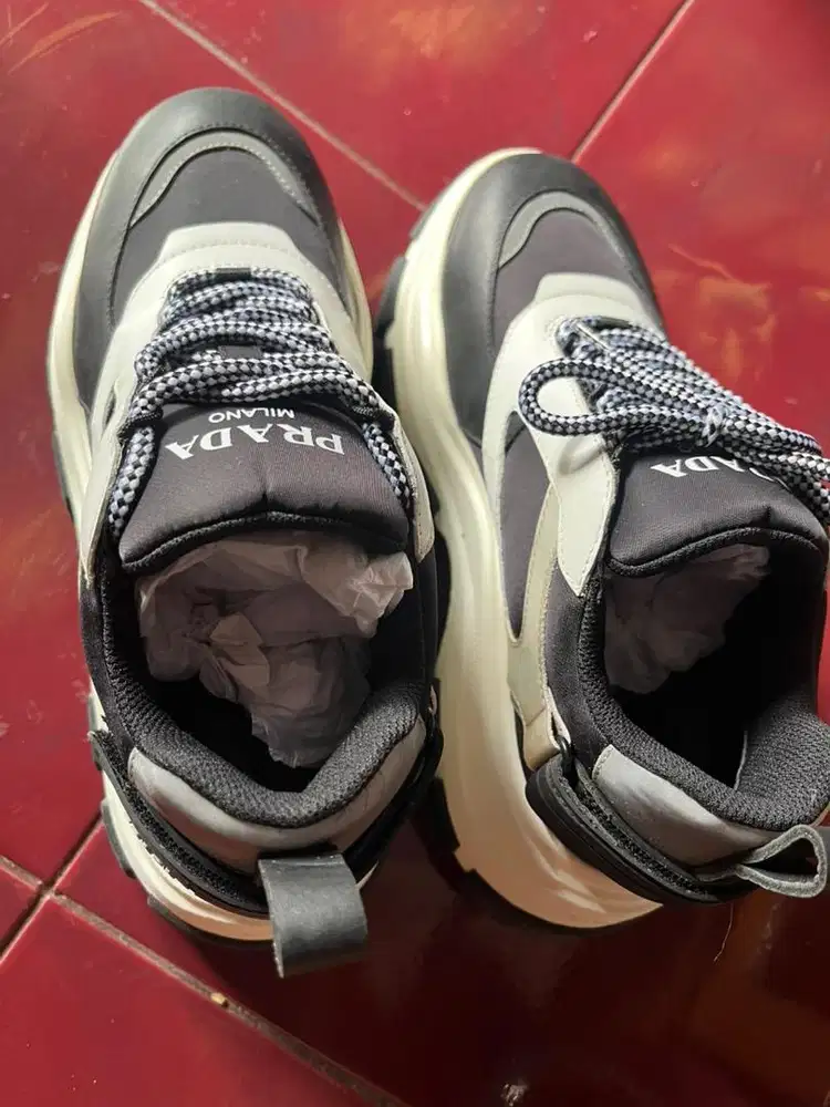 Sepatu wanita prada