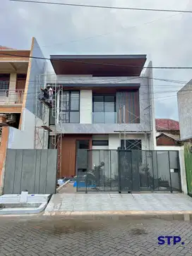 NEW, Rumah modern kontemporer di Manyar Kertoarjo