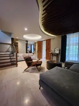 DIJUAL RUMAH DESIGN MODERN DALAM TOWNHOUSE KEMANK JAKSEL.